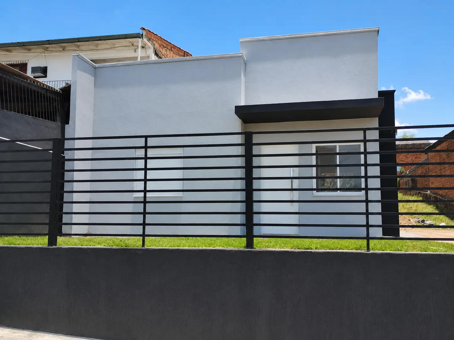Residência com esquadrias de alumínio e vidro instaladas pela DC Esquadrias em Camaquã